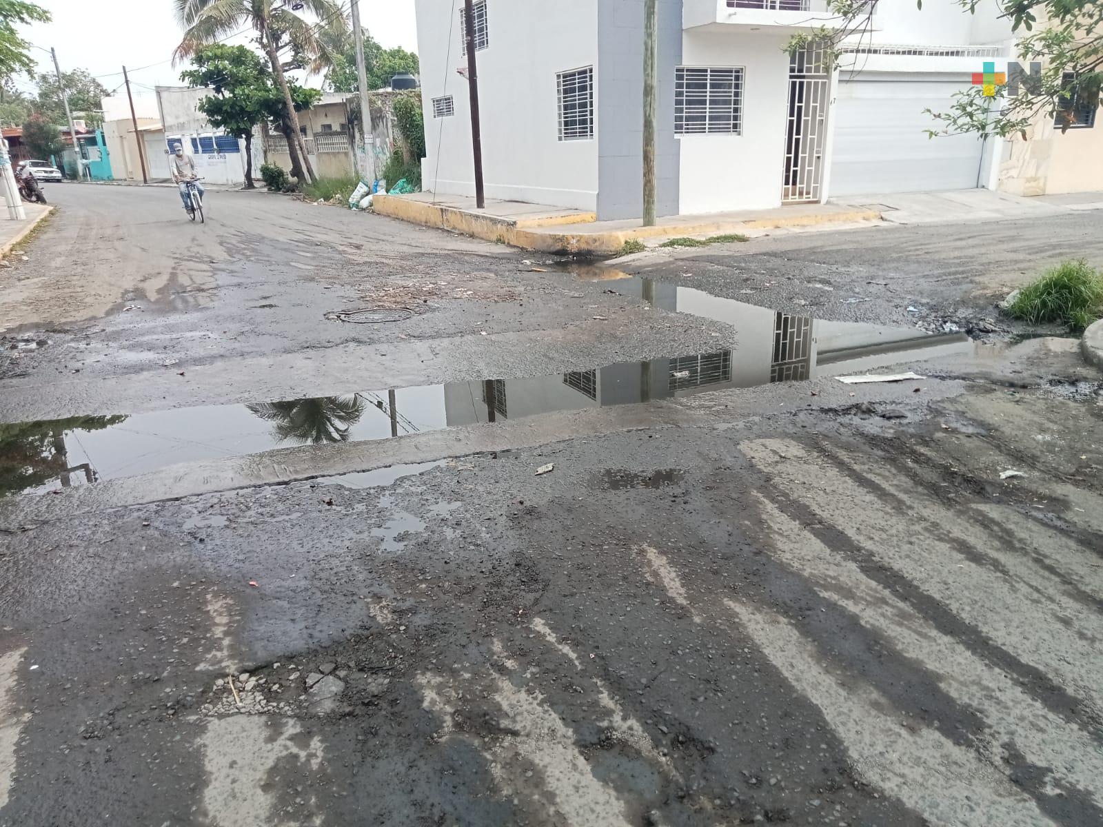 Fuga de aguas negras en colonia Carranza de Boca del Río afecta movilidad