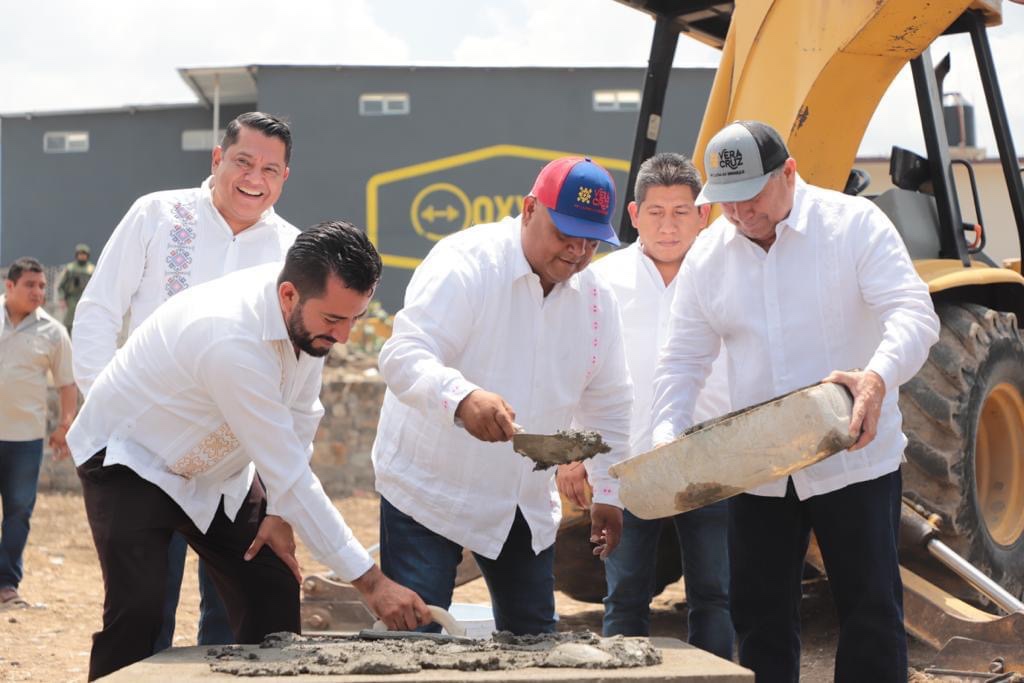 Eric Cisneros coloca primera piedra del Mercado Orgullo Veracruzano en Acultzingo