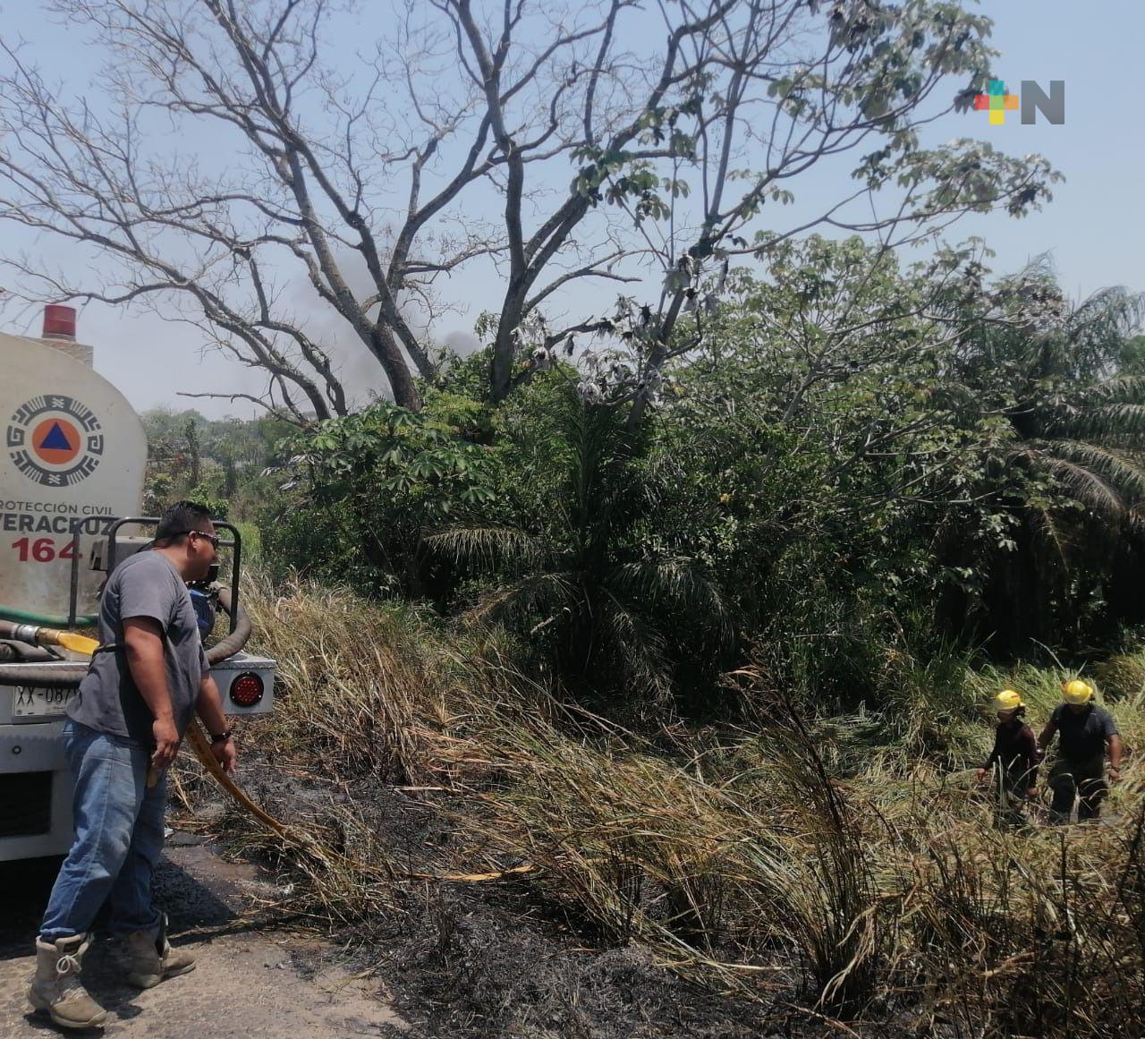 Se registró incendio en entronque de la autopista Nuevo Teapan-Acayucan