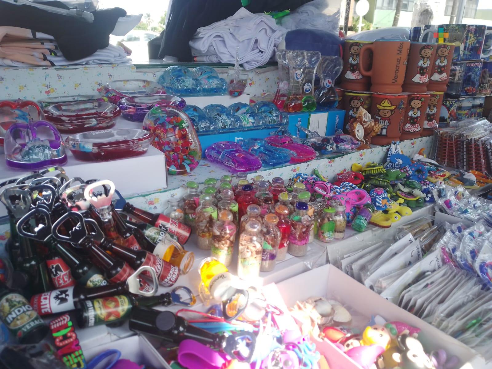 Vendedores de artesanías y alimentos perciben menos turistas en Veracruz-Boca