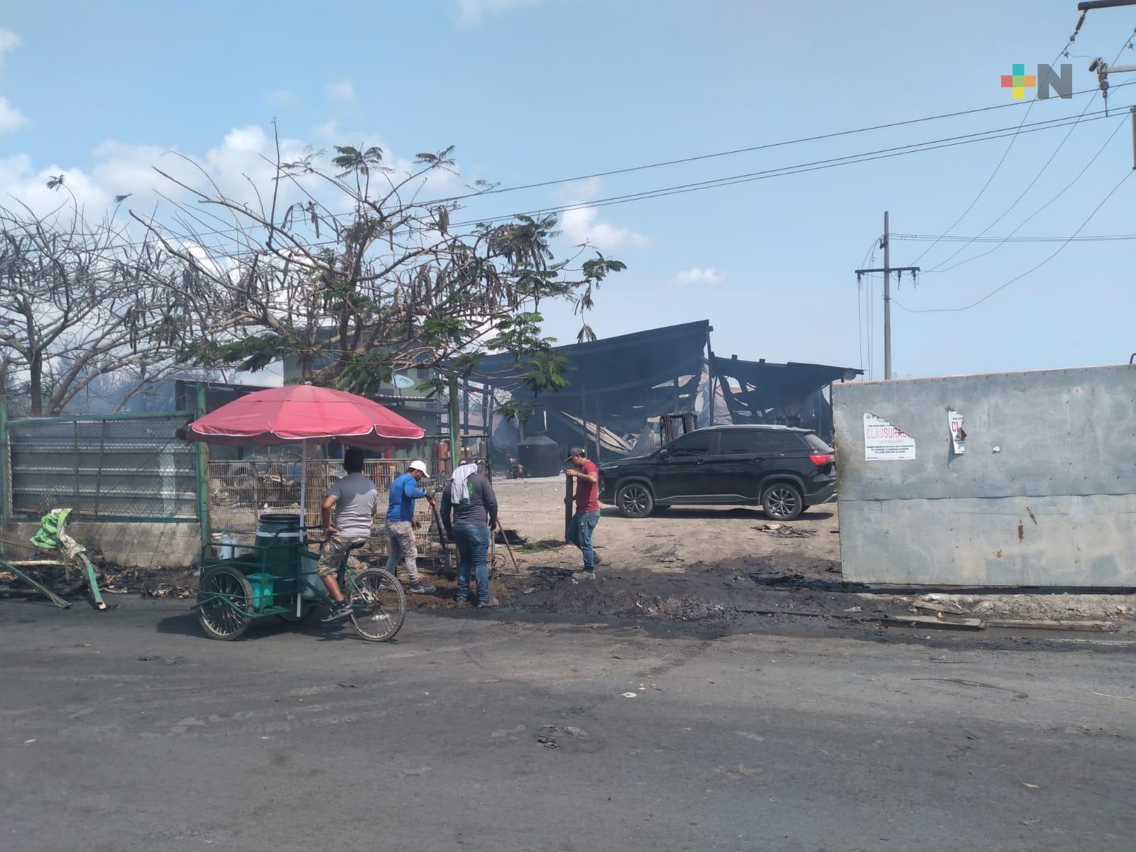 Continúa limpieza en recicladora incendiada en el municipio de Veracruz