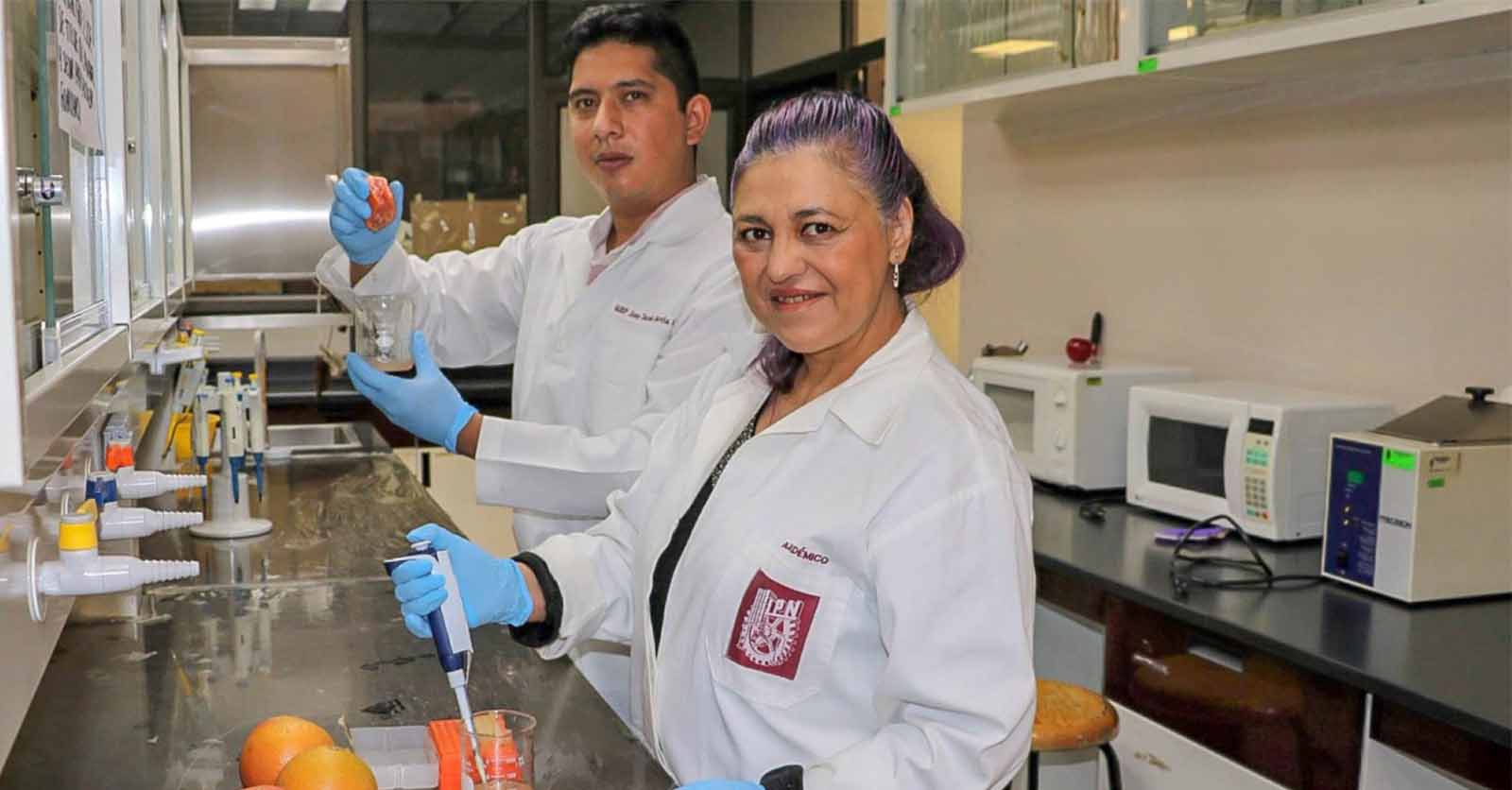 Investigadores del IPN comprueban que jugo de toronja protege contra daño testicular