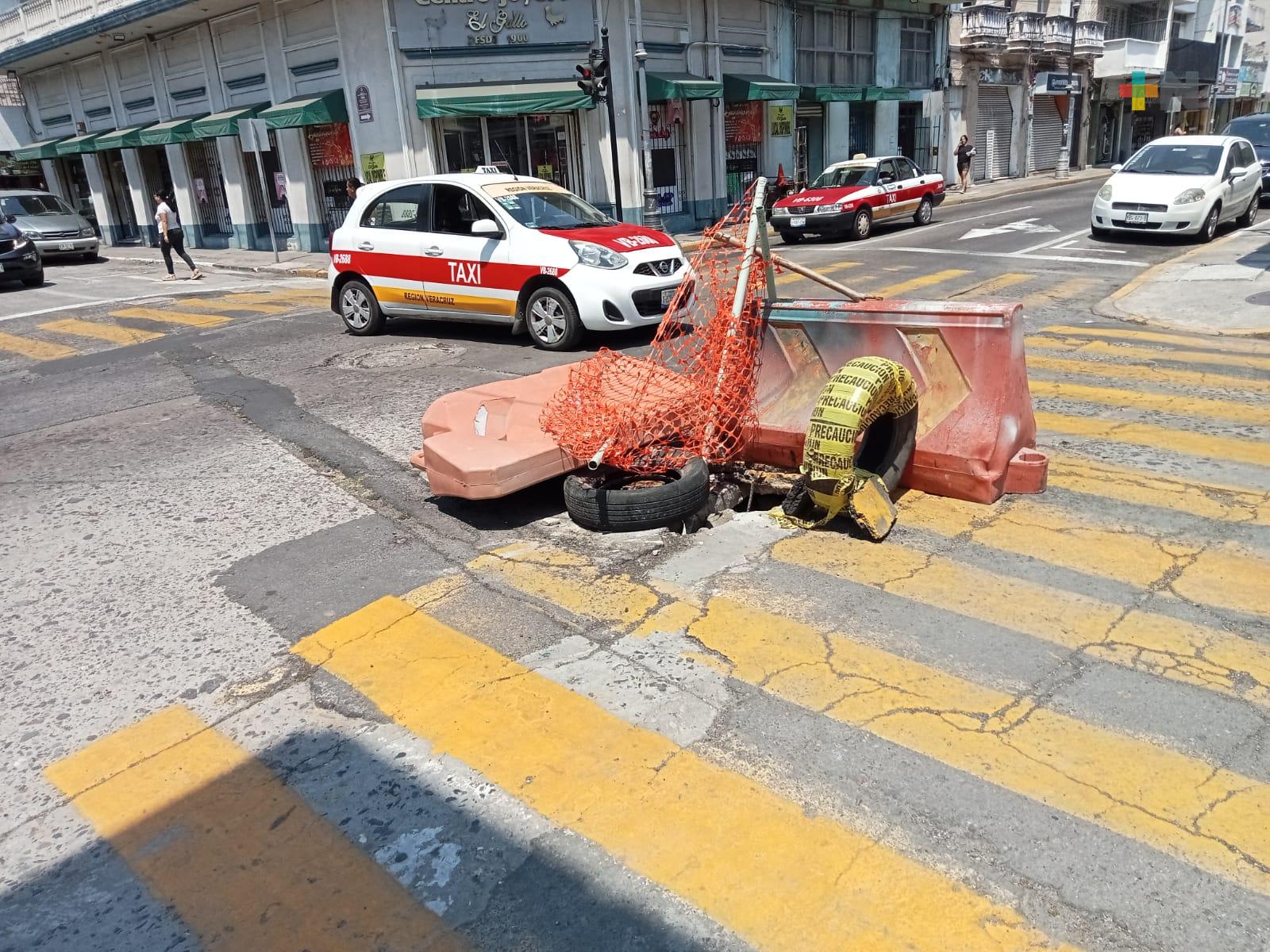 Socavón en avenida 5 de Mayo de Veracruz afecta vialidad
