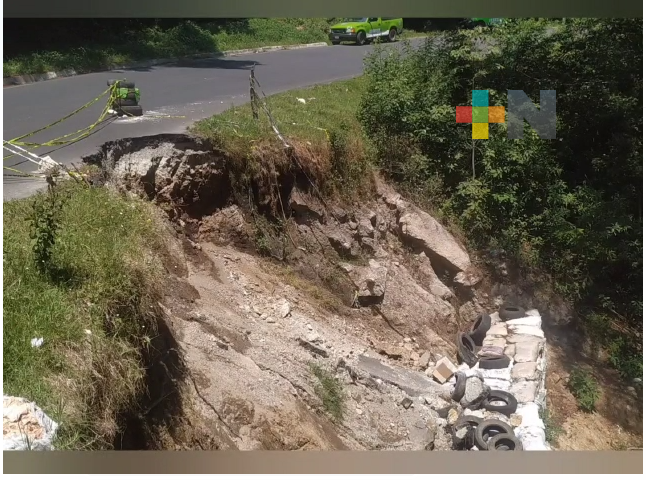 Piden ayuda habitantes de Huayacocotla y Zontecomatlán ante deslave de carretera