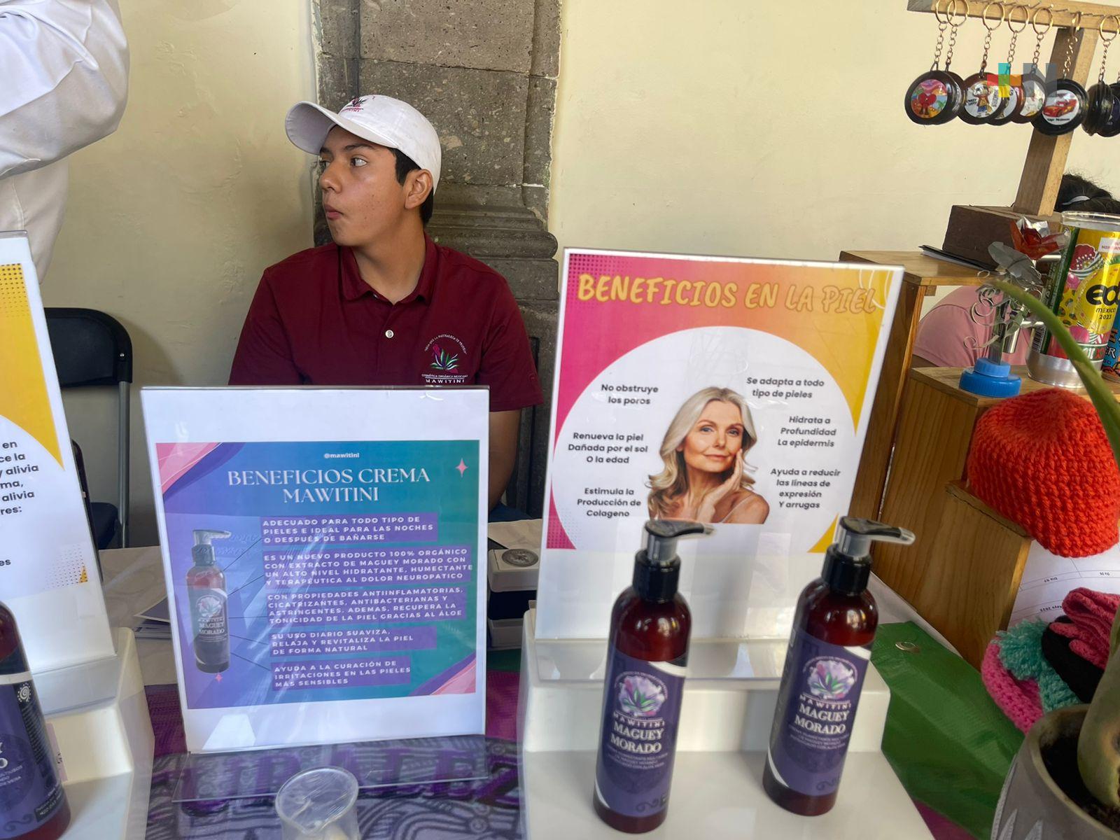 Joven emprendedor elabora crema corporal para personas diabéticas
