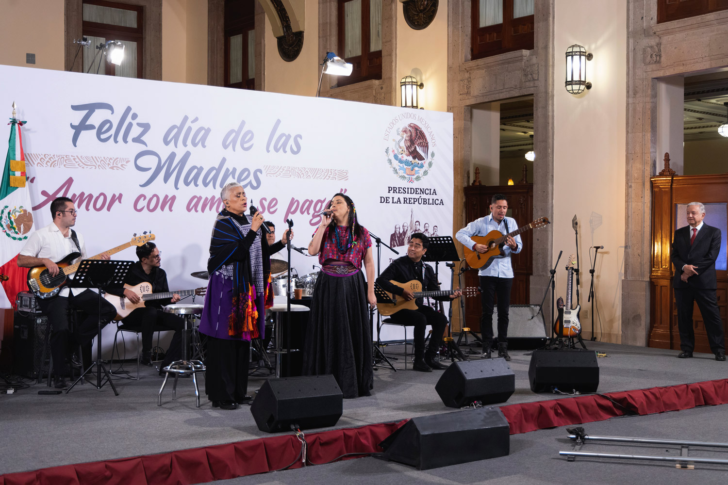 AMLO dedica concierto a madres mexicanas con voces de Eugenia León y María Inés Ochoa