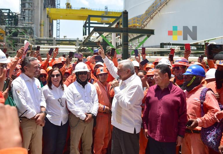 Planta coquizadora en refinería de Tula producirá más gasolina con menos contaminación: AMLO