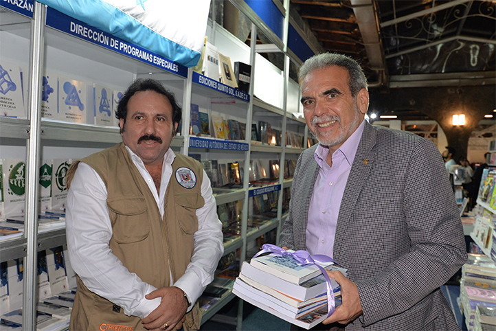 Universidad Pedagógica Nacional de Honduras donó libros a la UV