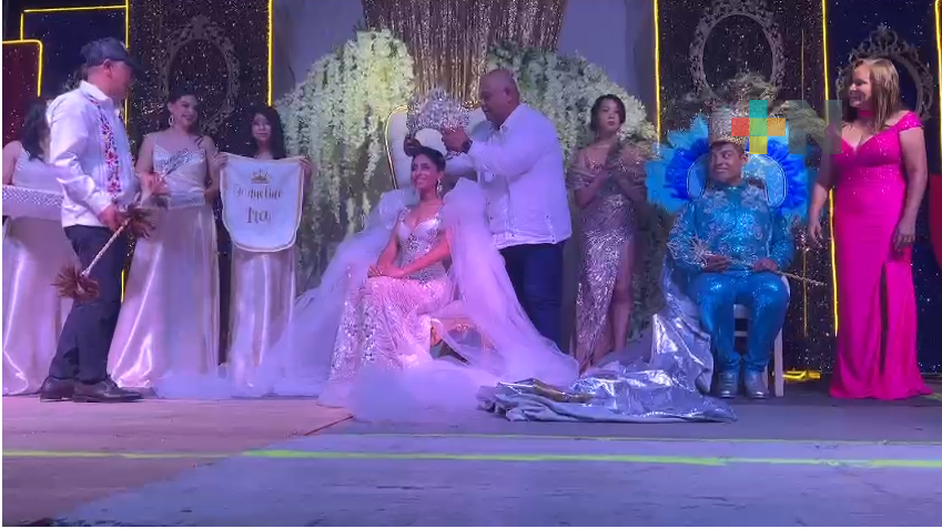 Corona Eric Cisneros a reina de la expo feria de la piña en Isla