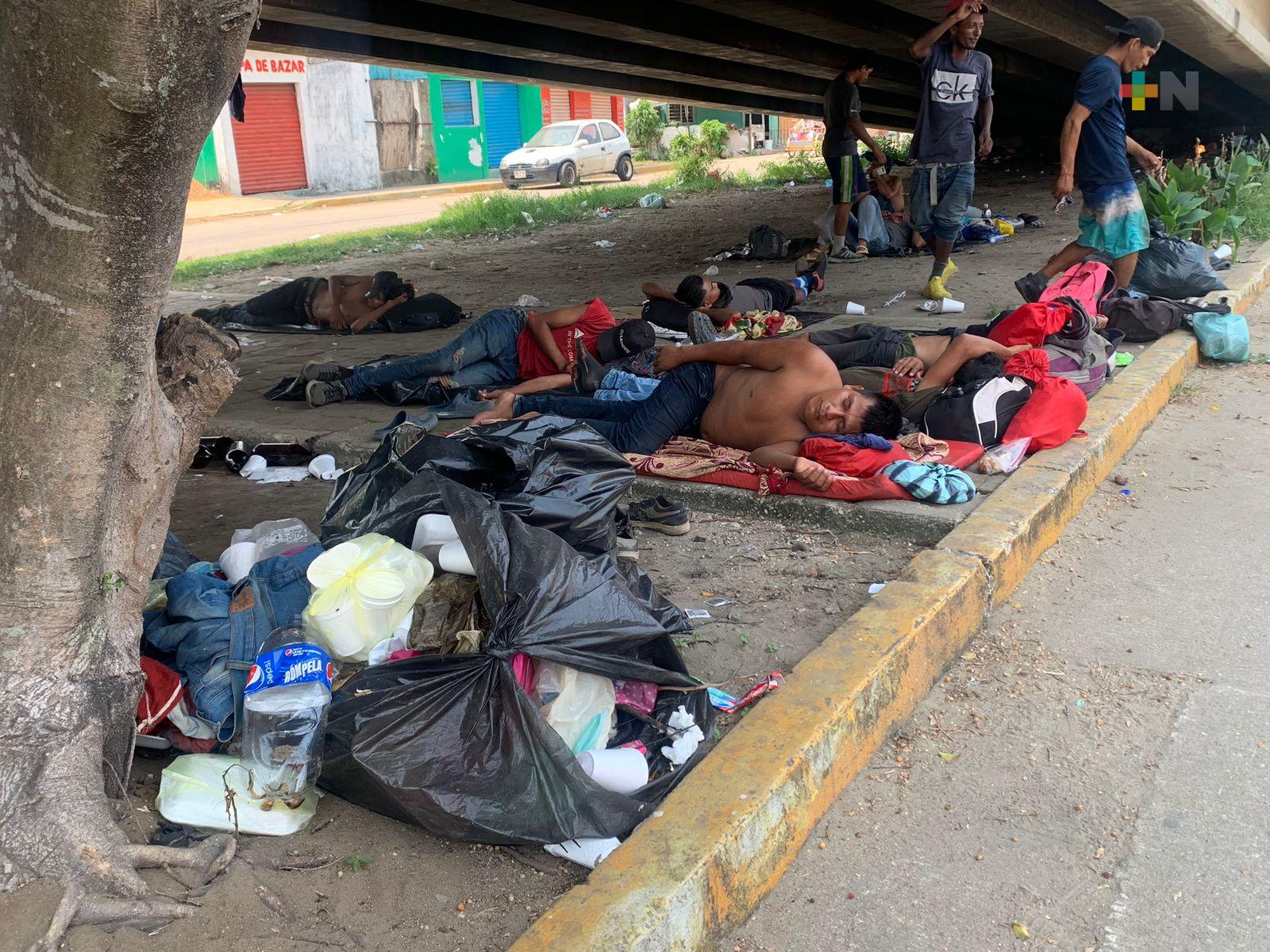 Vecinos se quejan de migrantes por dejar sucio puente en Coatzacoalcos