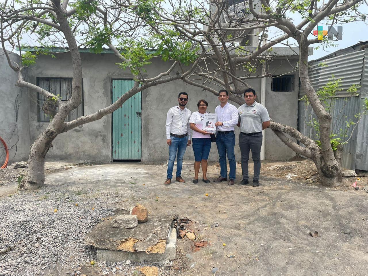 Gobierno estatal brinda bienestar entregando escrituras públicas en el puerto de Veracruz