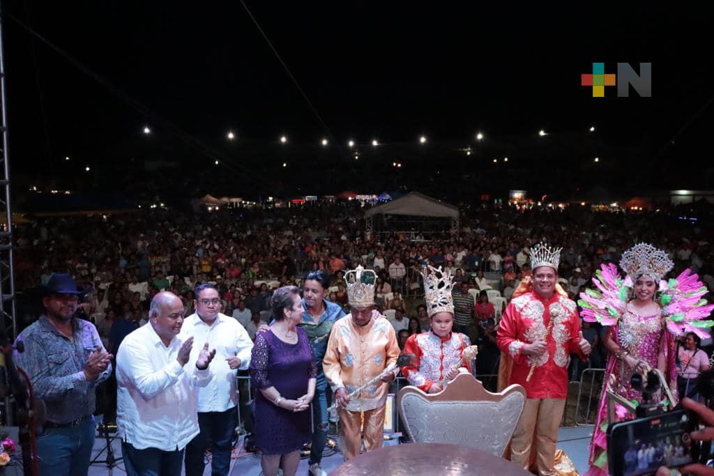 Eric Cisneros corona a la corte real de las fiestas de Carlos A. Carrillo
