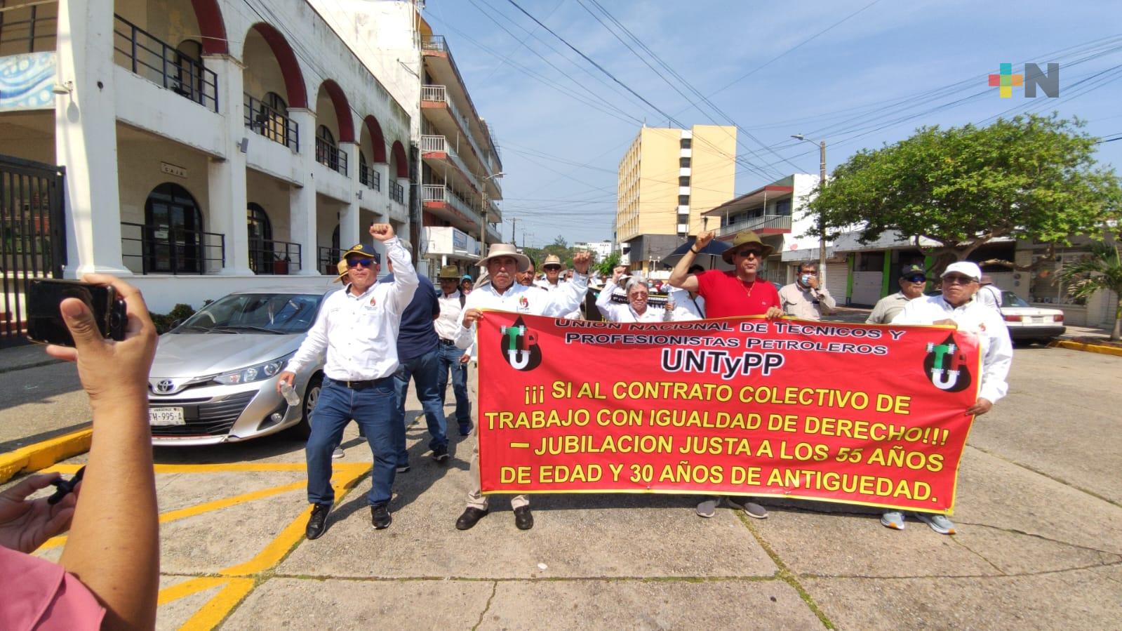 En Coatzacoalcos, organizaciones sindicales marchan en defensa de sus derechos
