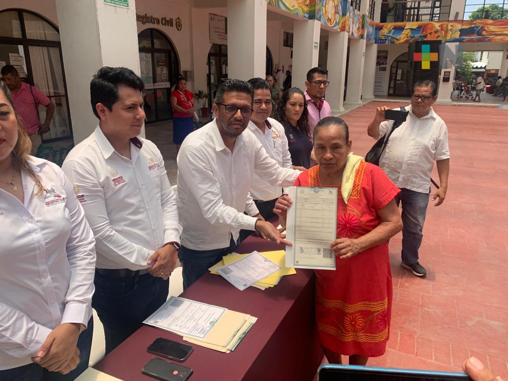 Entregan actas extemporáneas a ciudadanos del sur de Veracruz