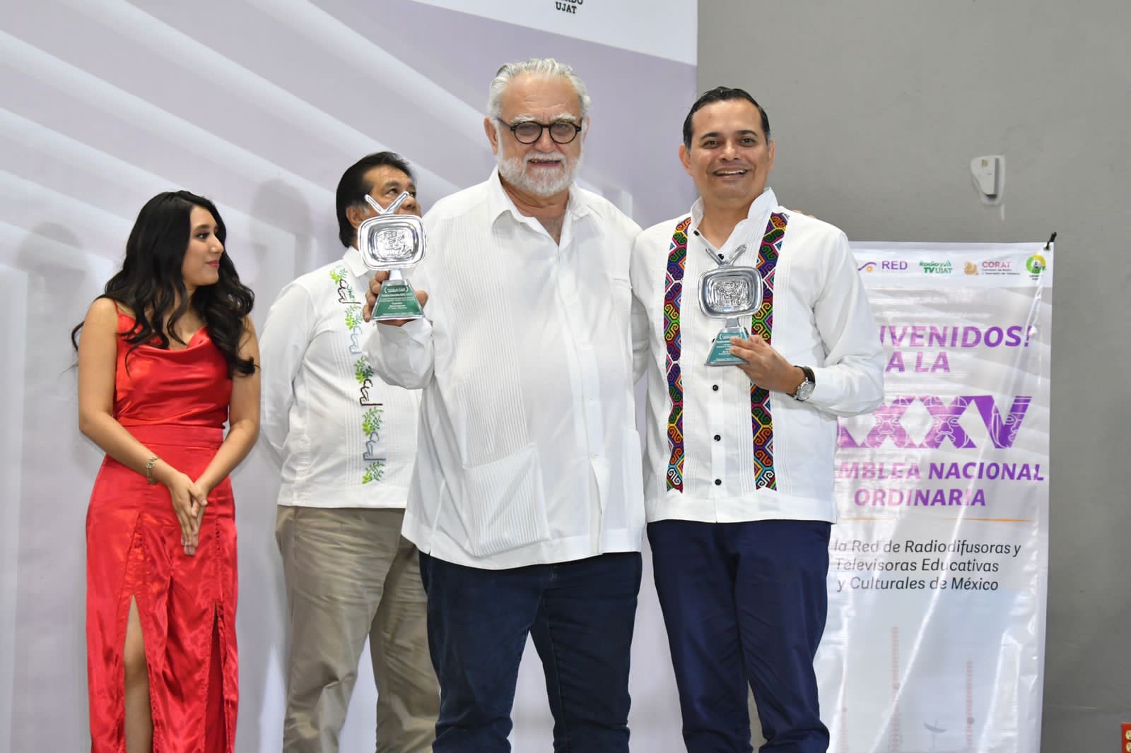 Gana RTV tres premios Pantalla de Cristal, edición medios públicos
