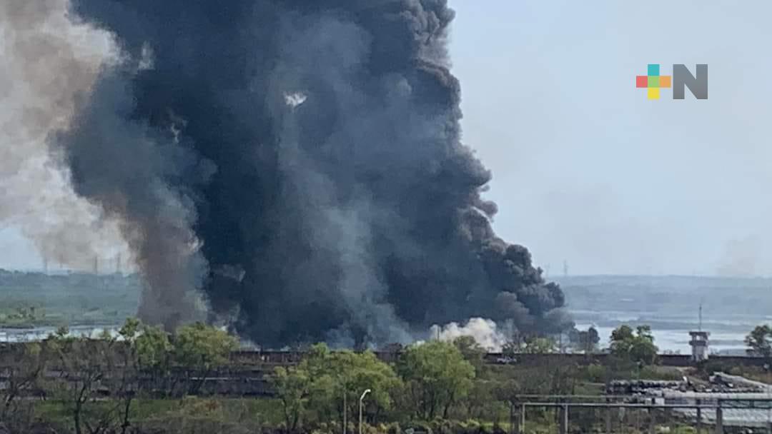 Densa nube de humo pone en alerta a población de Minatitlán