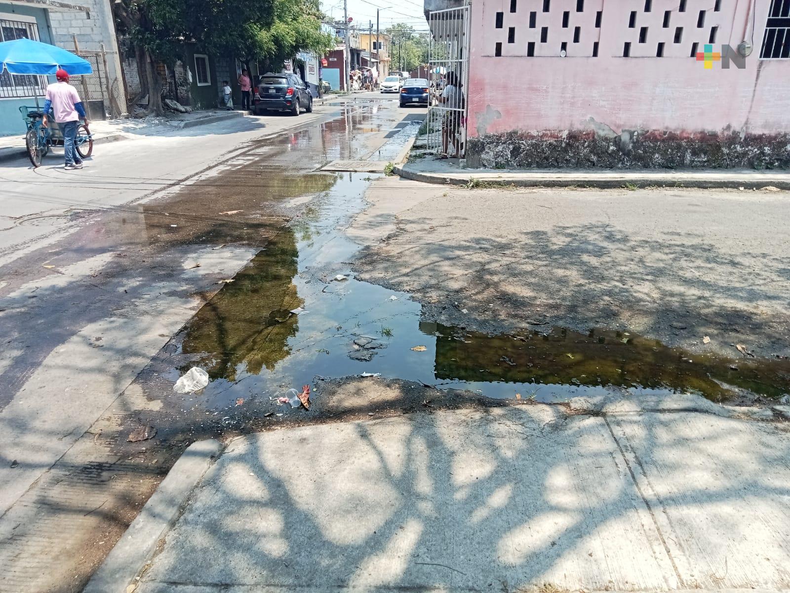 Reportan fuga de aguas negras en calles de Boca del Río