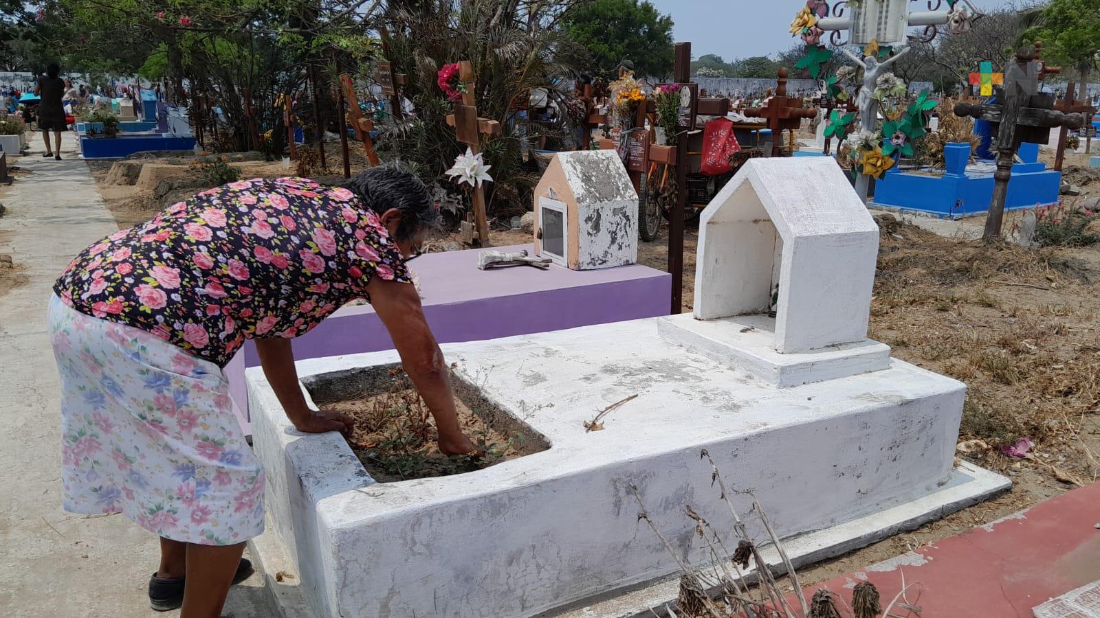 Panteón municipal de Veracruz registra movimiento importante de visitantes