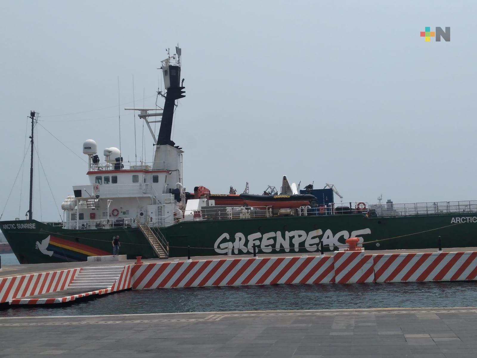 Llega buque de Greenpeace al puerto de Veracruz