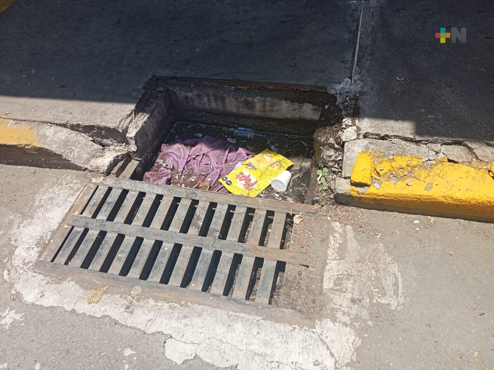 Piden atender alcantarilla sin tapa en puente Allende del municipio de Veracruz