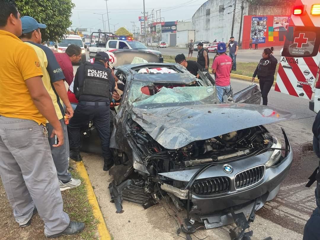 Automóvil se impacta contra poste en Mina; tres lesionados por el percance