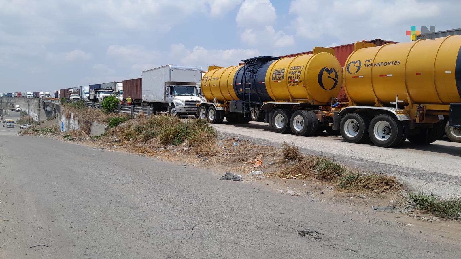 Continúa bloqueo de transportistas al recinto portuario de Veracruz; crece el caos
