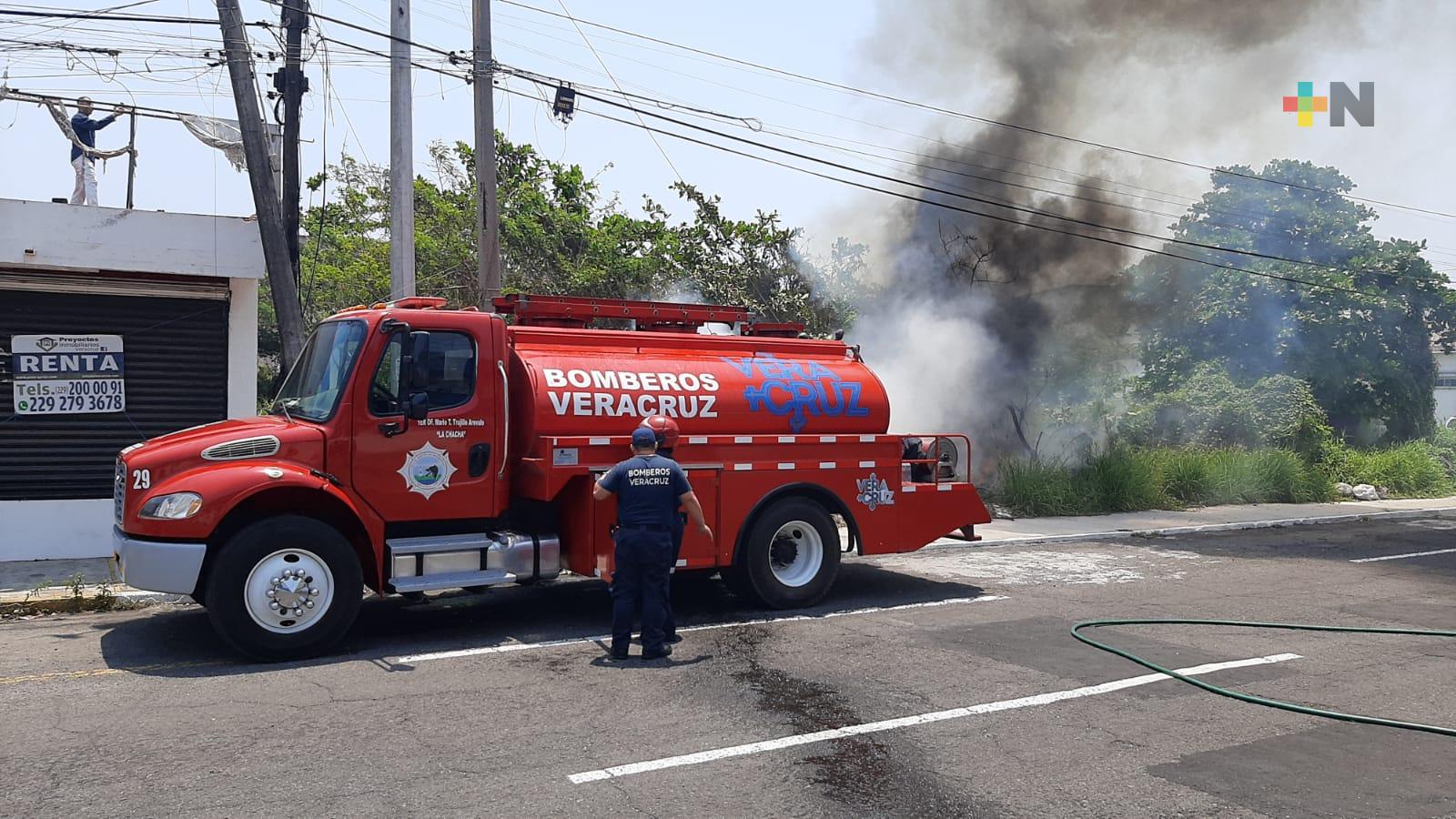 Bomberos sofocan incendio en terreno baldío del fraccionamiento Reforma de Veracruz
