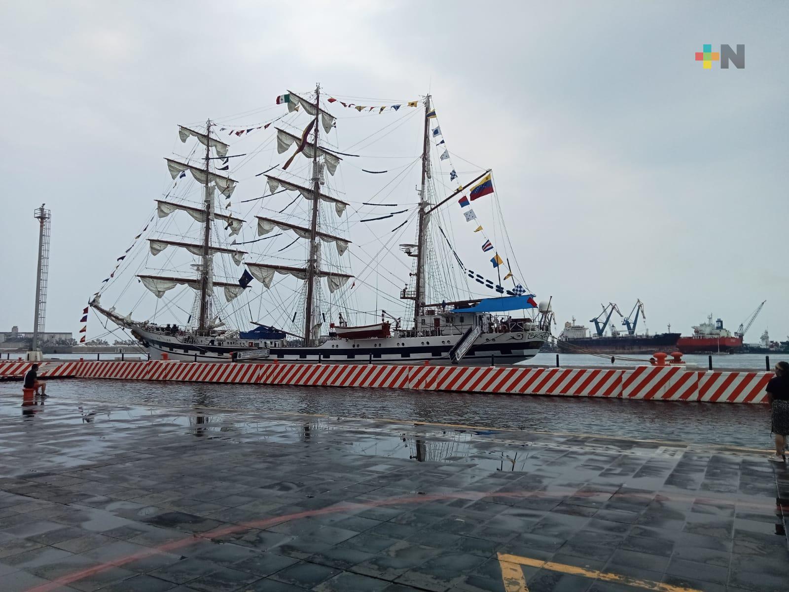 Buque escuela de Venezuela se prepara para zarpar del puerto de Veracruz