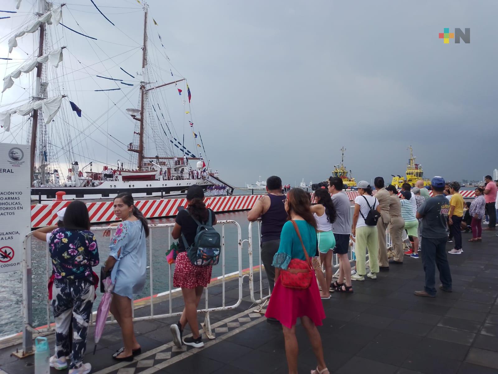 Buque escuela de Venezuela salió del puerto de Veracruz