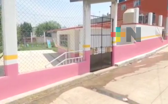 Preescolar afectado por fuga de aguas negras en Huayacocotla