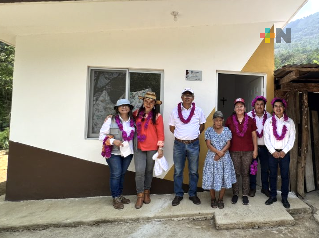 Reciben un espacio digno para vivir, 228 familias de Mixtla de Altamirano