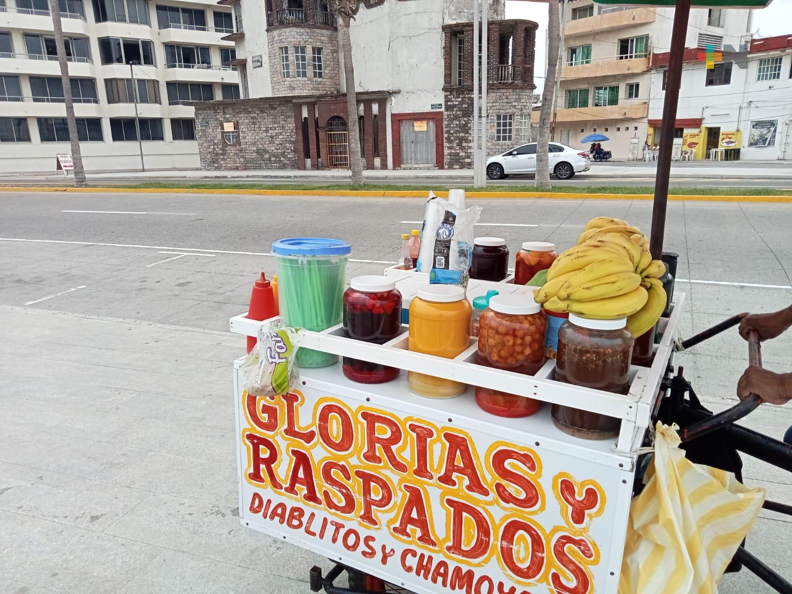 A pesar del calor, no suben las ventas de raspados y glorias en Veracruz puerto