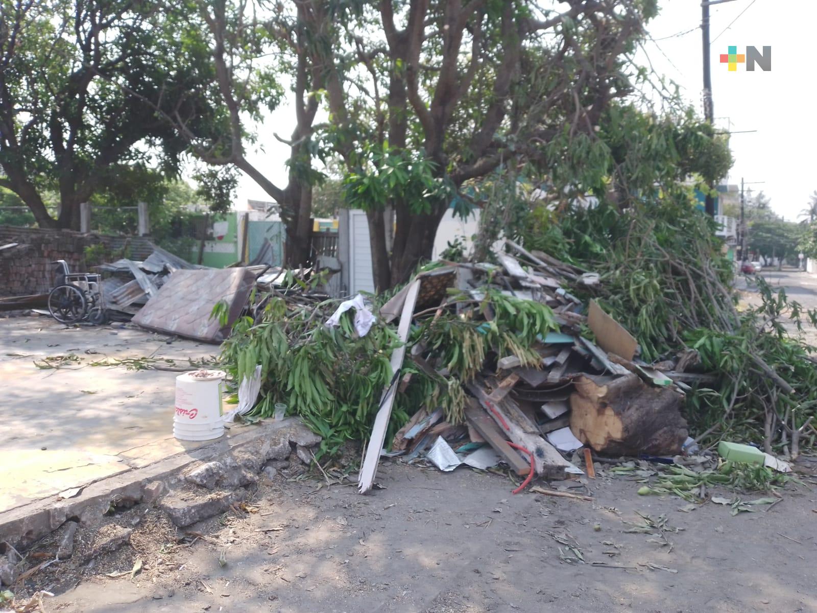 Atletla paralímpico de Veracruz se salva de morir por caída de árbol; perdió su casa