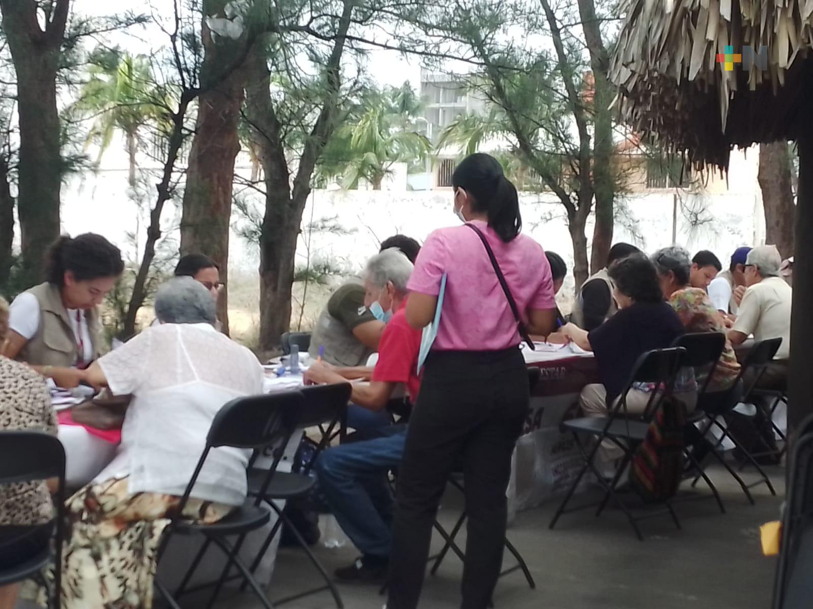 Adultos mayores reciben tarjeta Bienestar en tanto avanza construcción del banco en Boca del Río