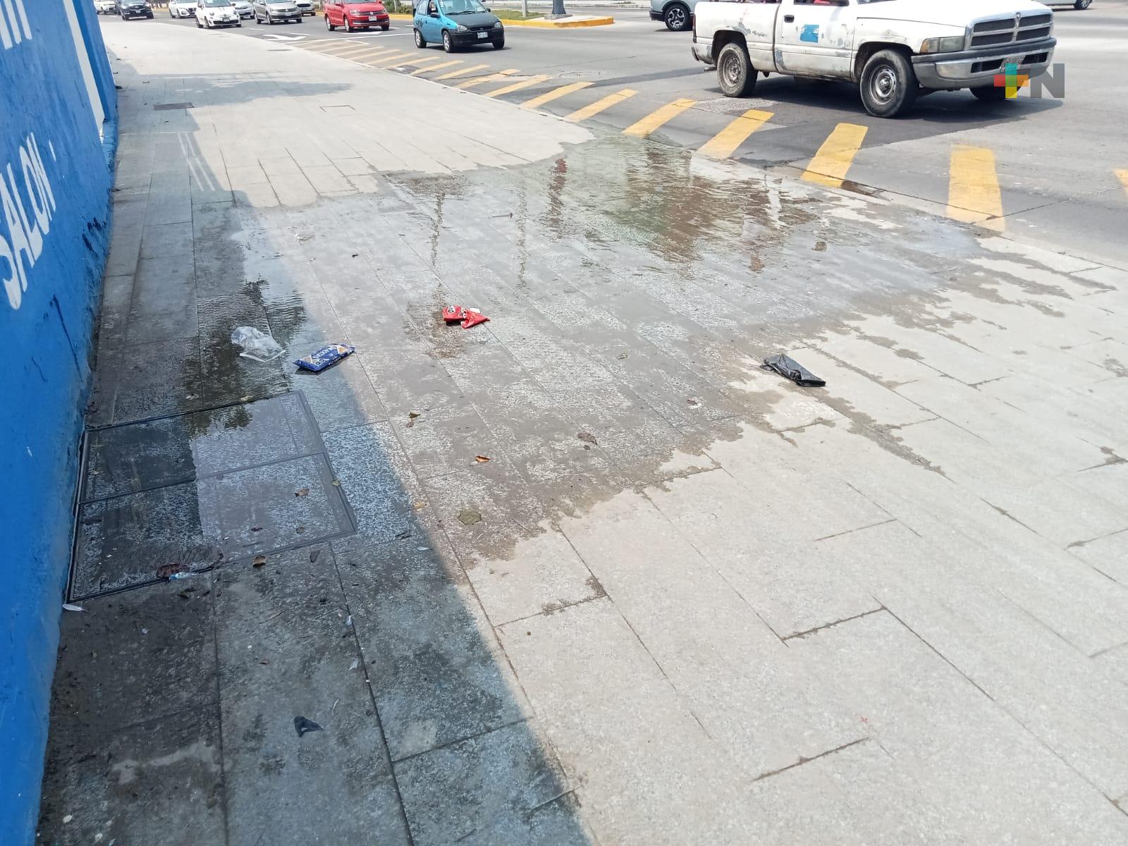 Fuga en bulevar de Veracruz puerto afecta a colonos; se quejan por falta de respuesta