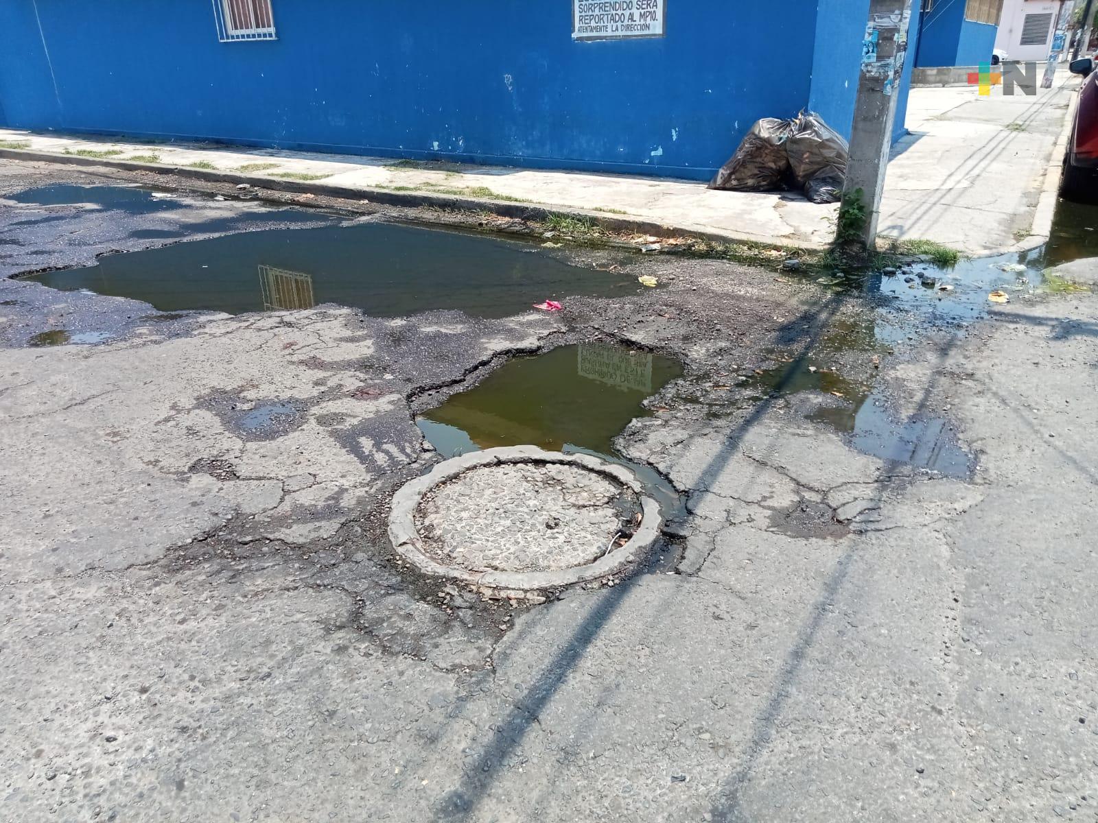 Vecinos reportan insistentemente fuga de agua, sin respuesta, en Boca del Río