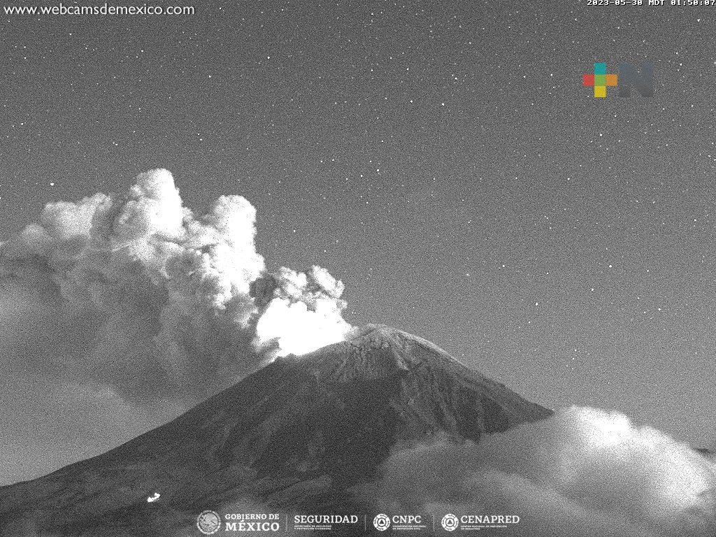 Popocatépetl con ligera emisión de ceniza hacia este-sureste de Atlixco