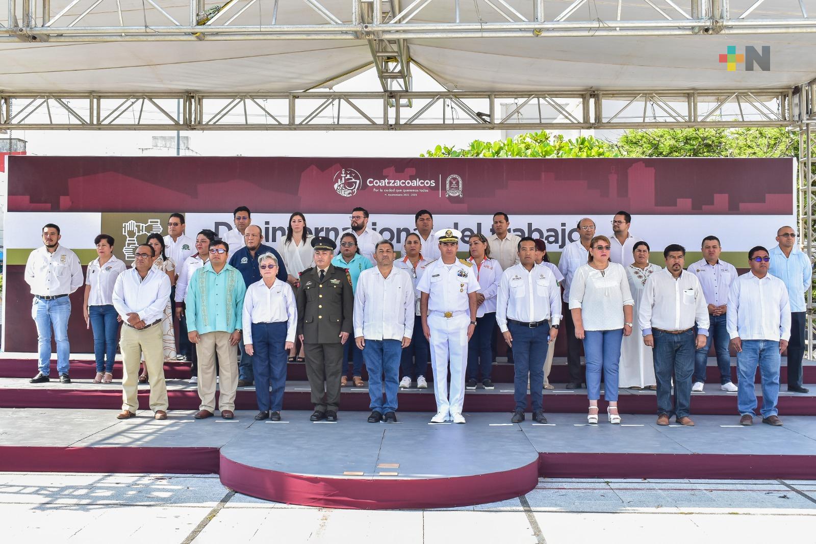 Coatzacoalcos conmemora el Día del Trabajo con acto cívico