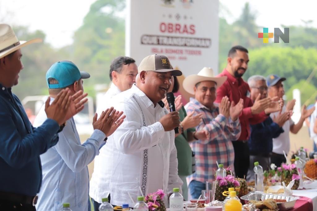 Eric Cisneros inaugura obras de pavimentación en Isla, Veracruz