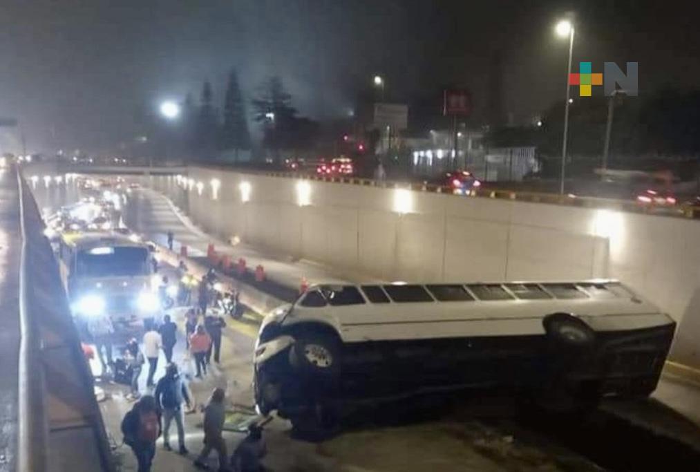 Vuelca autobús de la línea SUX en puente de Araucarias