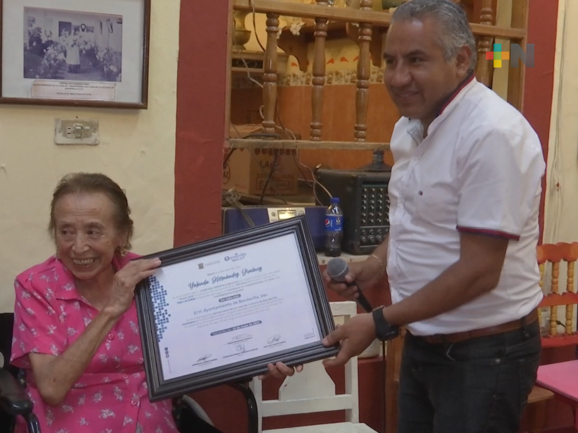 Rinden homenaje a Irma Yolanda Hernández, directora de la Casa de la Cultura y cronista de Banderilla