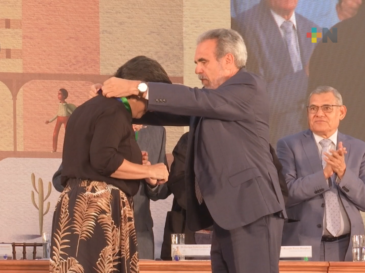 Rector de la UV entrega medallas al Mérito Universidad Veracruzana