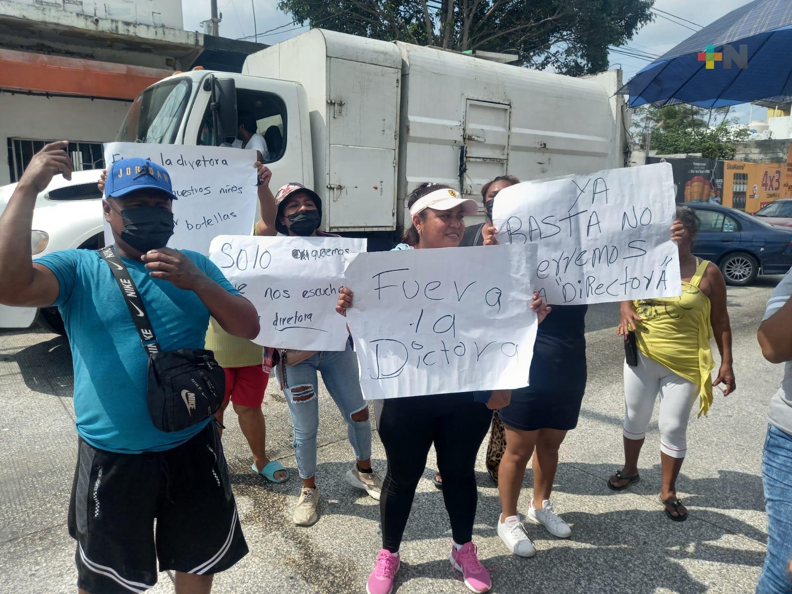 Se manifiestan en contra de directora de primaria de Veracruz puerto