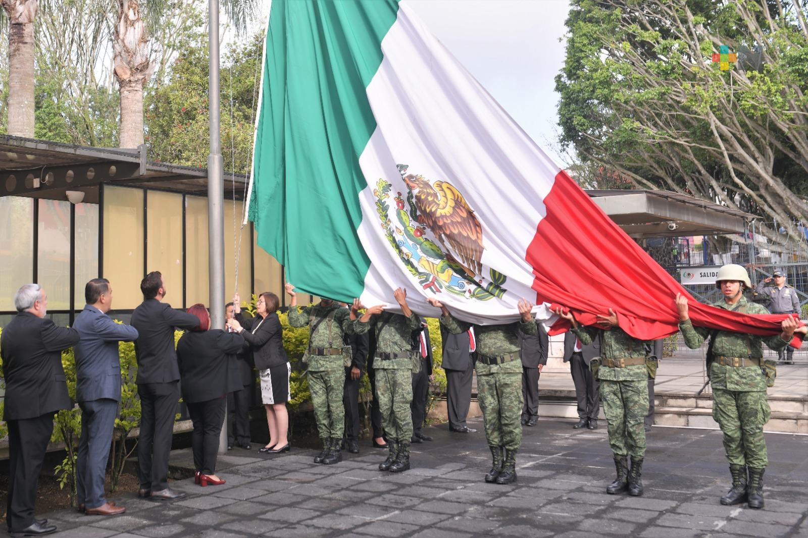 Realizan Congreso y personal militar izamiento de Bandera
