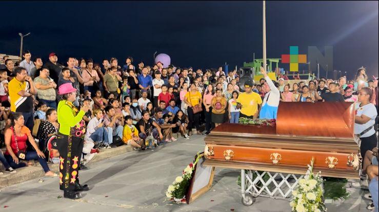 En malecón costero brindan último adiós al comediante «El Teco»