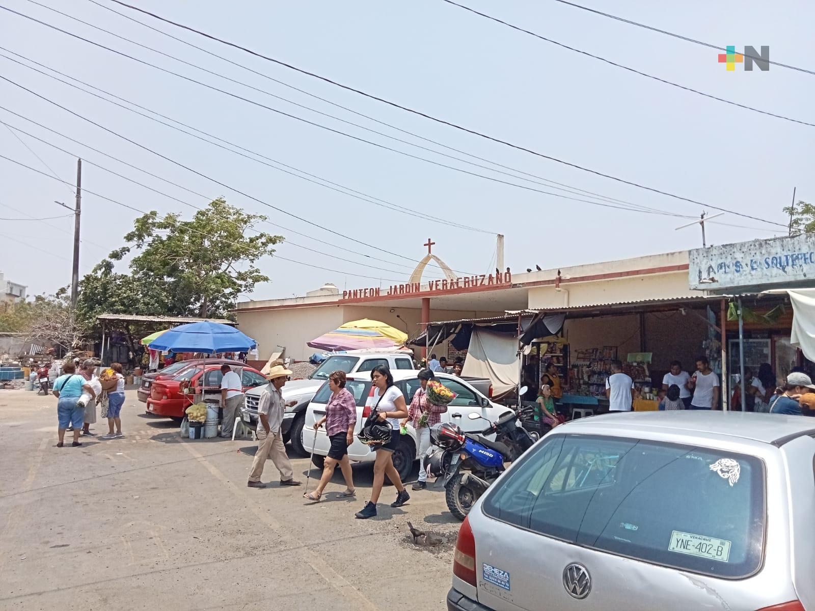 Panteones veracruzanos se llenan de hijos que desean rendir homenaje a sus madres