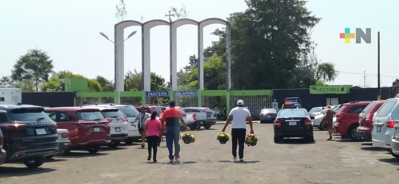 Panteones de Xalapa tuvieron visitantes que acudieron a última morada de sus madres