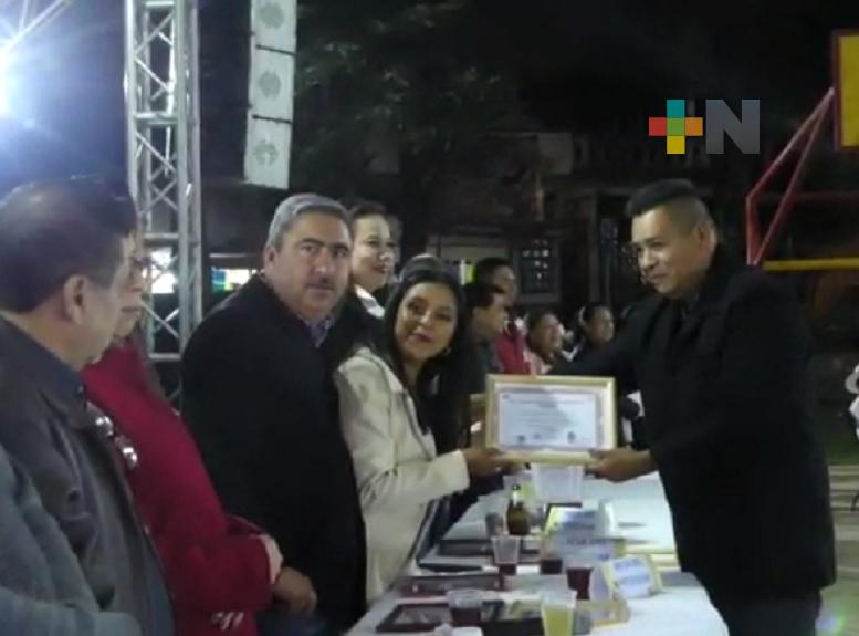 Reconocen trabajo de maestros activos y jubilados en la sierra de Huayacocotla