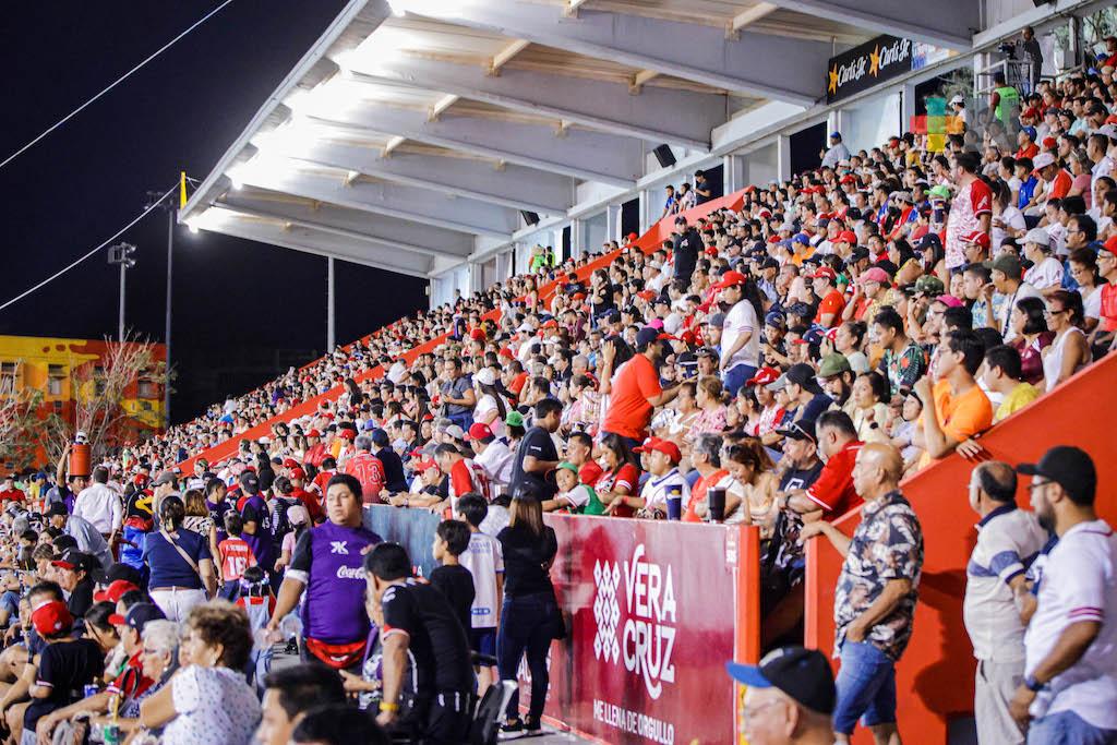 ¡Casa llena! Más de 12 mil aficionados disfrutaron la serie El Águila-Olmecas