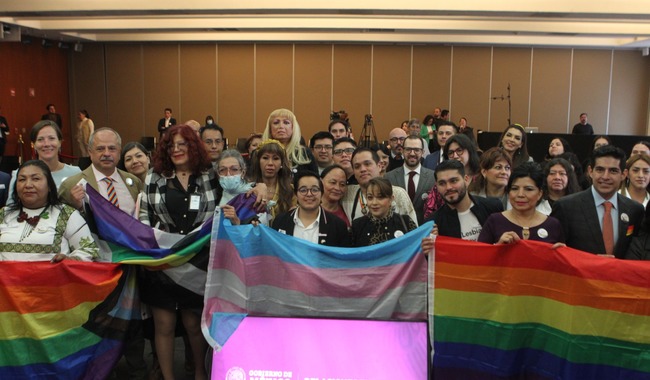 SRE conmemora el 17 de mayo con la contratación de una mujer transexual